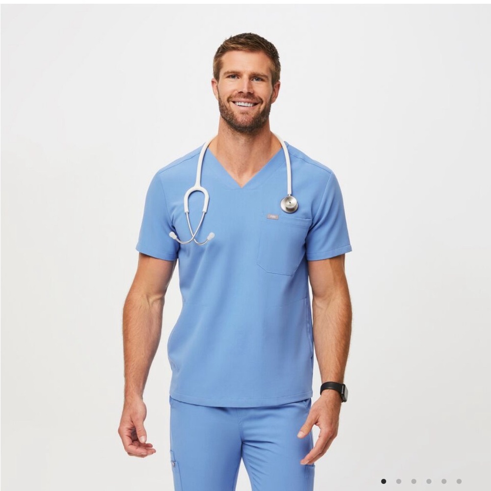 Like new - barely worn Men’s Medium Figs scrub set